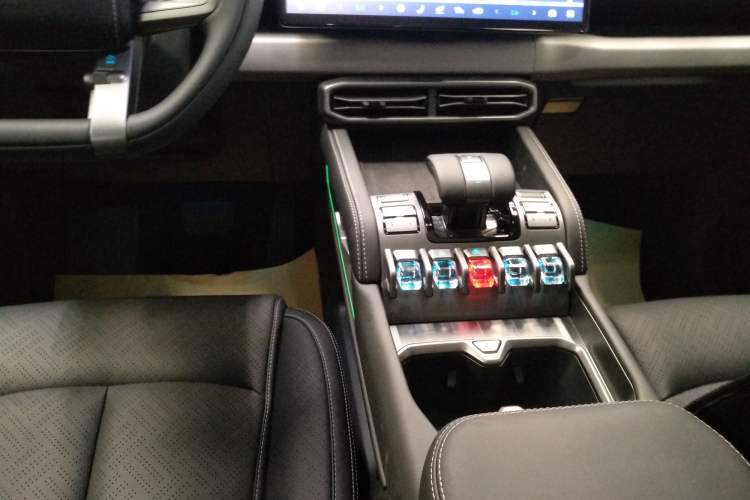 Used Formula Leopard Titanium 3 2025 501KM All-Wheel Drive Intelligent Driving Ultra Version Gear Lever