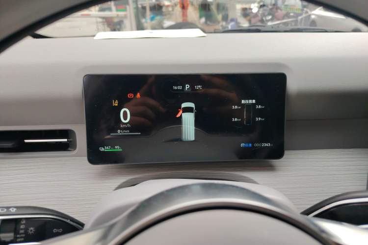 Used Ruichi R5 2025 Model Passenger Vehicle Smart Driving Ultra-Charging Edition, Beyond Type I Instrument Cluster