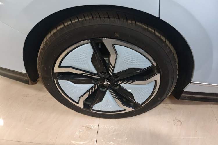 Used VOYAH PASSION 2023 Four-Wheel Drive Flagship Edition Right Rear Wheel Hub