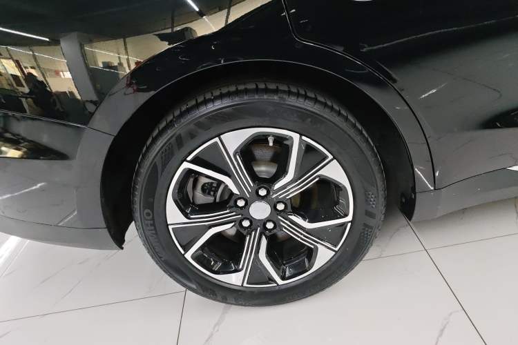 Used Hongqi E-QM5 2021 Charging Version Flagship Edition Right Rear Wheel Hub