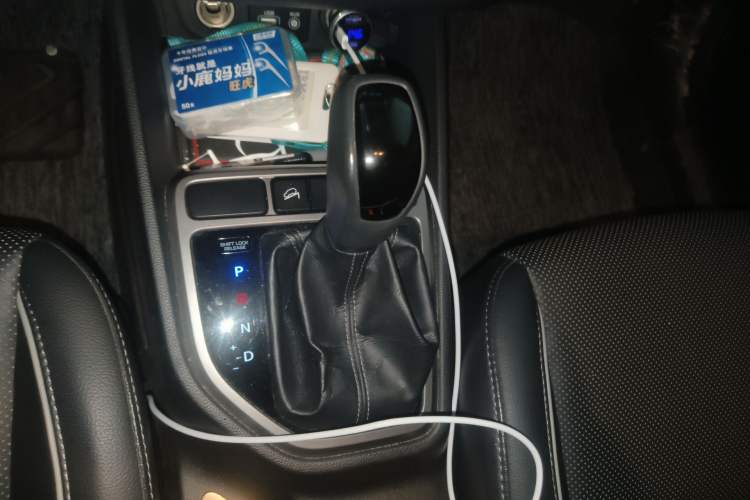 Used Hyundai ix25 2015 1.6L Automatic Two-Wheel Drive Smart GLS Trim Gear Lever