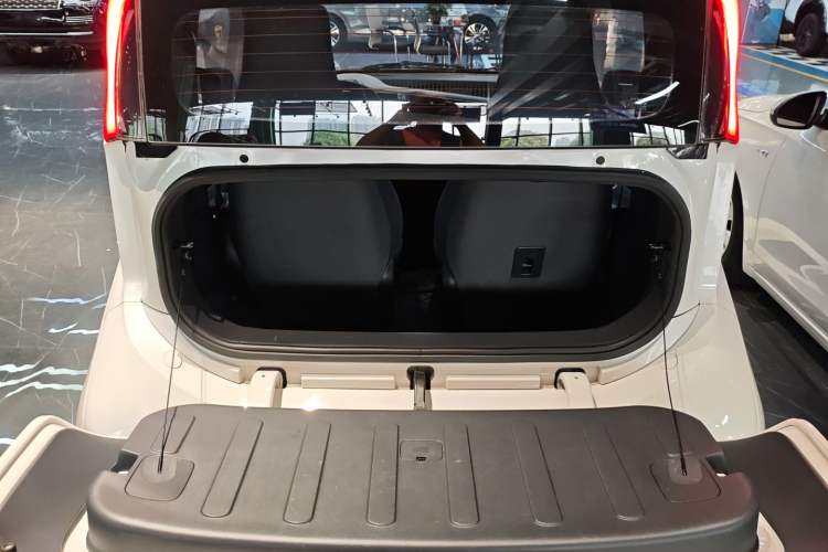 Used Baojun E200 2020 305KM Smart Drive Version Trunk