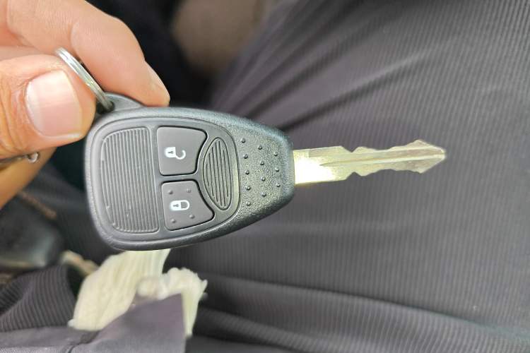 Used Jeep Compass 2013 2.4L four-wheel-drive sport version Vehicle Key