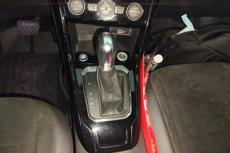 Used Volkswagen T-ROC 2018 280TSI DSG Two-Wheel Drive Luxury Version China VI Standard Gear Lever