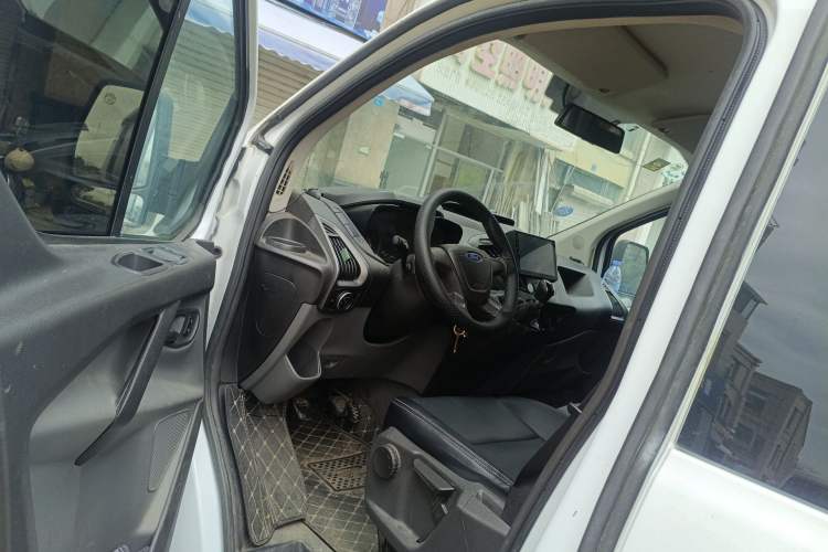 Used Ford Transit 2017 2.0T Diesel Van Mid-Chassis Mid-Roof China V Standard