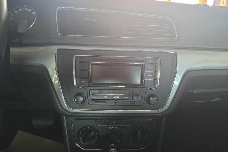 Used Volkswagen Lavida 2017 1.6L Automatic Comfort Edition Audio And AC Panel