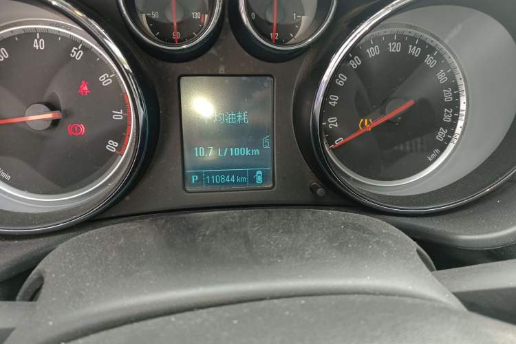 Used Buick Regal 2015 1.6T Leading Technology Model Odometer Close Up