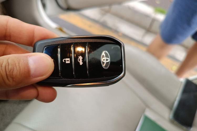 Used Toyota Camry 2011 200G Classic Anniversary Edition Vehicle Key