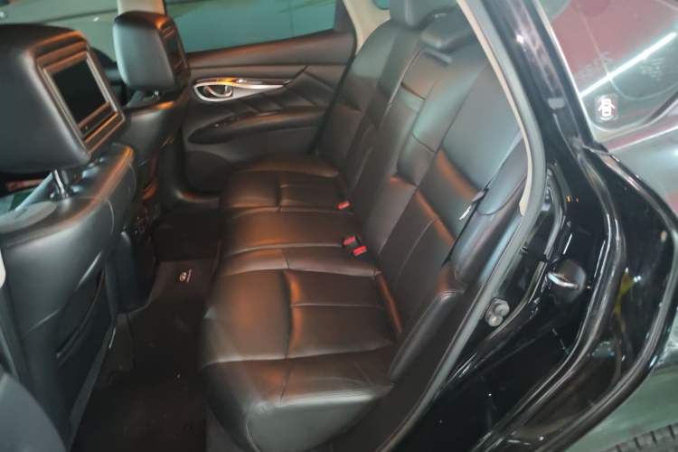Used Infiniti M Series 2011 M37 model
