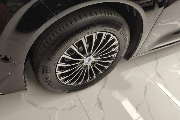 Used Denza D9 2022 DM-i 970 Four-Wheel Drive Flagship Model Left Front Wheel Hub