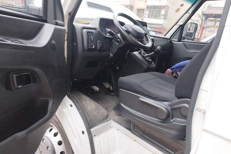 Used Iveco Daily 2023 2.8T V40 Van Long Wheelbase Mid-Roof Dual Tires Manual Doors 2-3 Seater
