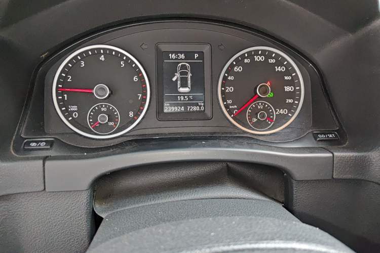 Used Volkswagen Tiguan 2015 1.8TSI Automatic Two-Wheel Drive Comfort Edition Odometer Close Up