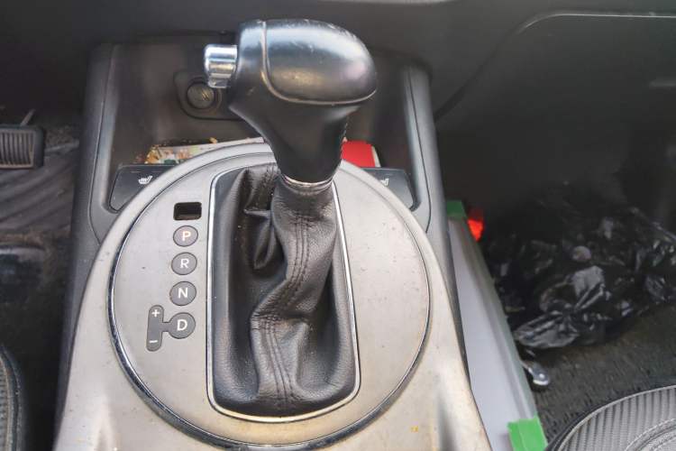 Used Kia Sportage R 2015 2.0L Automatic Two-Wheel Drive DLX Model Gear Lever