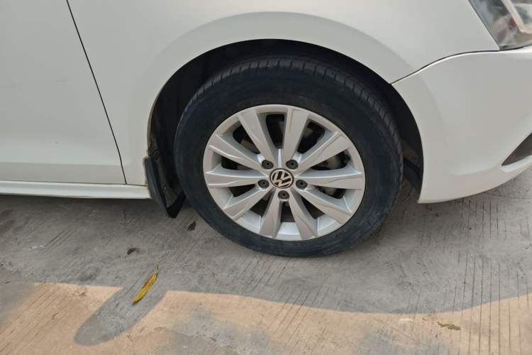 Used Volkswagen Sagitar 2014 1.4TSI Automatic Luxury Model Right Front Wheel Hub