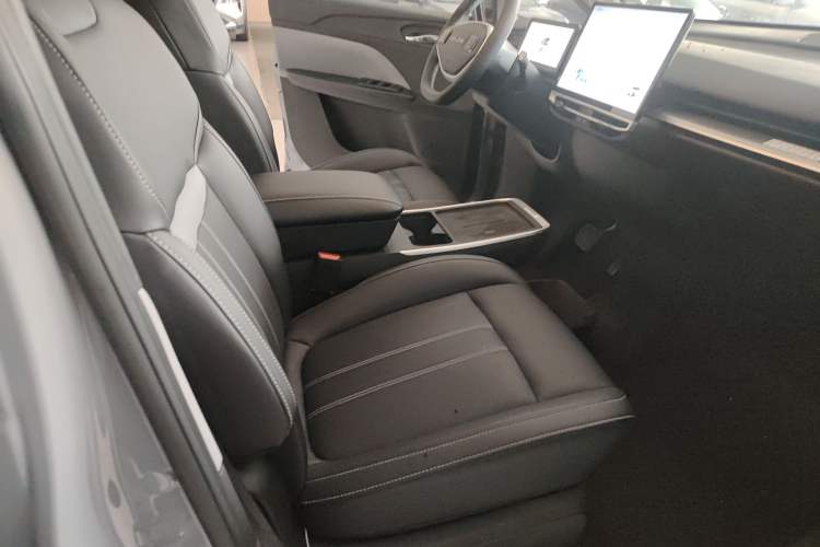 Used Venucia VX6 2023 520 Max Right Front Seat