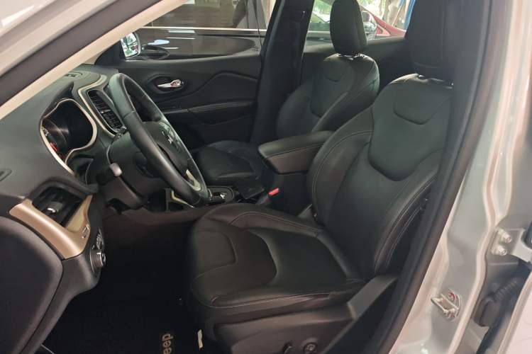 Used Jeep Cherokee 2017 2.0L Superior Edition Left Front Seat