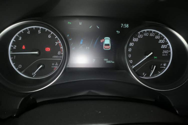 Used Toyota Camry 2021 2.0G Luxury Edition Odometer Close Up