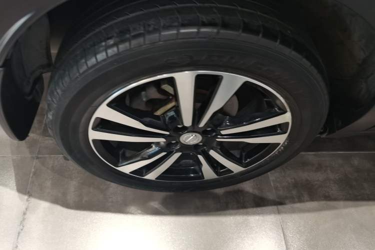 Used Nissan Kicks 2018 1.5L CVT Smart Connect Luxury Edition Exterior 8