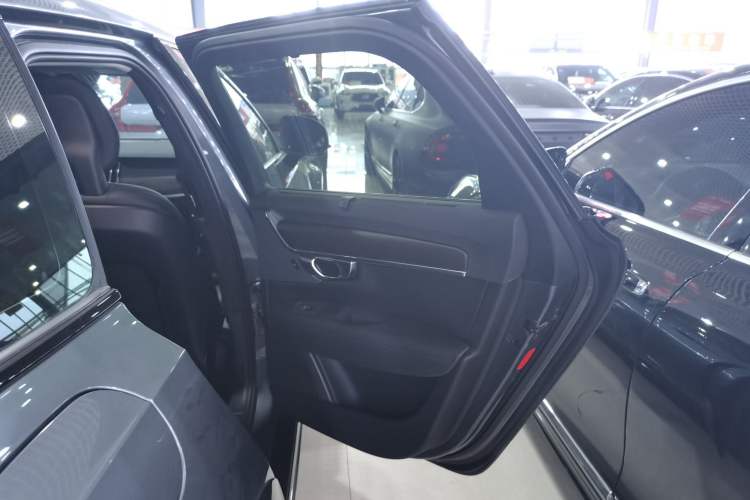 Used Volvo V90 2017 Cross Country T5 AWD Smart Range Edition
