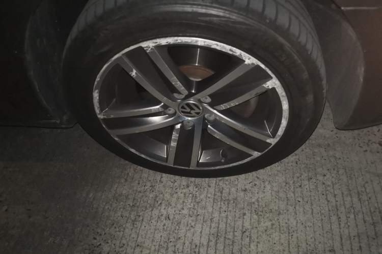 Used Volkswagen FAW-Volkswagen CC 2013 2.0 TSI Luxury Model Right Front Wheel Hub