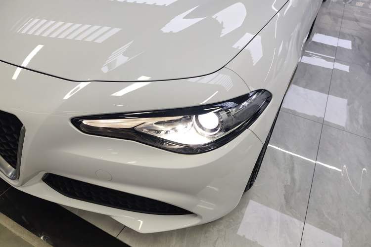 Used Alfa Romeo Giulia 2017 2.0T 200HP Luxury Edition
