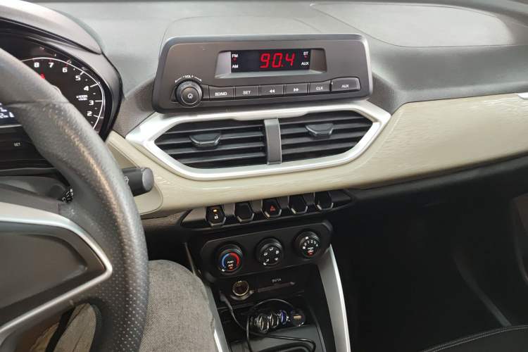 Used Baojun 510 2017 1.5L manual Comfort trim Audio And AC Panel