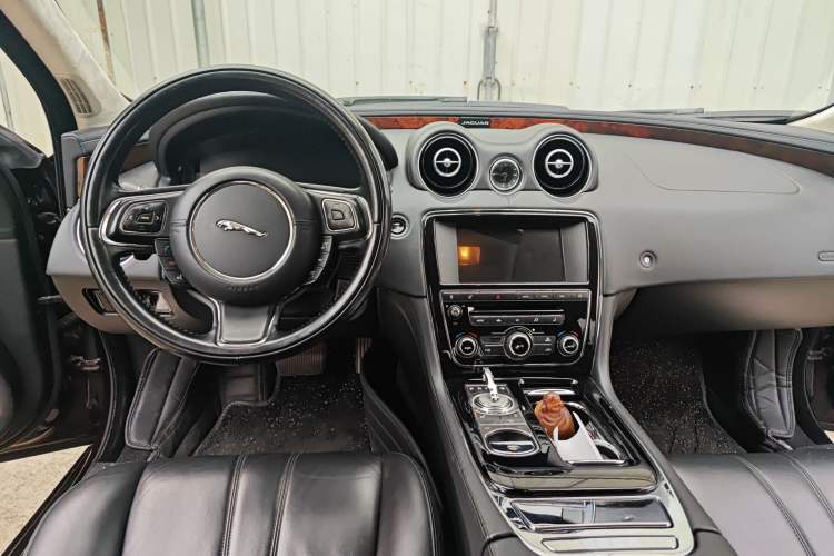 Used Jaguar XJ 2014 XJL 3.0 SC Two-Wheel-Drive Panoramic Business Edition
