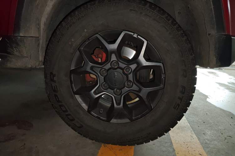 Used BAIC Off-Road BJ40 2023 2.0D Automatic Four-Wheel Drive Blade Hero Edition Adventurer Type Right Front Wheel Hub