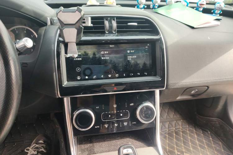 Used Jaguar XEL 2020 2.0T 200 PS R-DYNAMIC S Advanced Sport Edition Audio And AC Panel