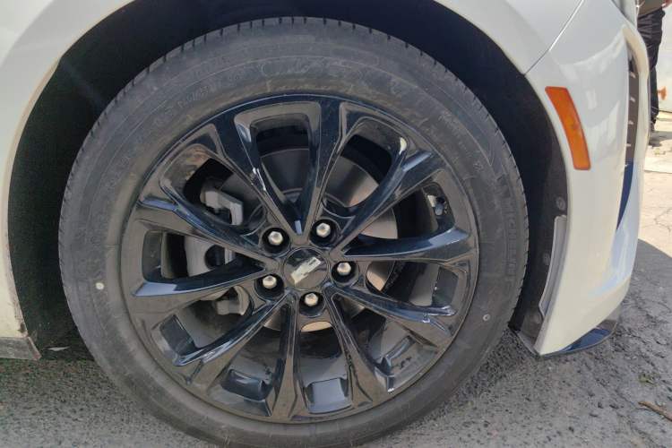 Used Cadillac CT5 2022 28T Luxury Edition Right Front Wheel Hub