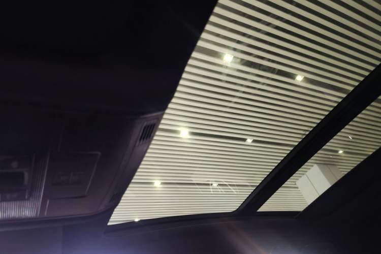 Used Volkswagen T-ROC 2024 300TSI DSG Two-Wheel-Drive Chen Guang Edition Headliner