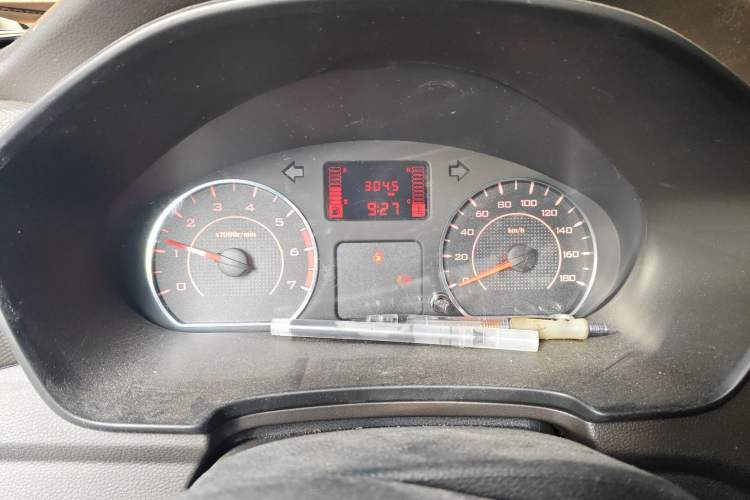 Used Wuling Hongguang V 2022 1.5L Jingqu Edition Enclosed-Window Vehicle with Hydraulic Power Steering LAR