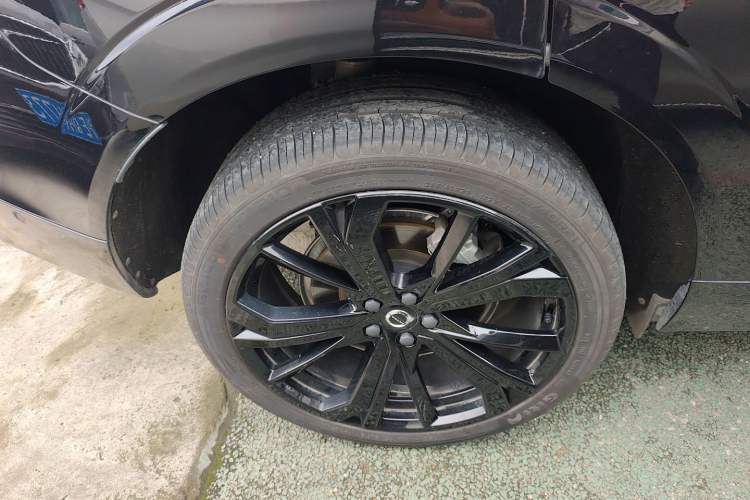 Used Volvo XC60 New Energy 2025 Plug-in Hybrid Long-Range All-Wheel Drive Zhiyuan Extreme Night Black Edition Exterior 5