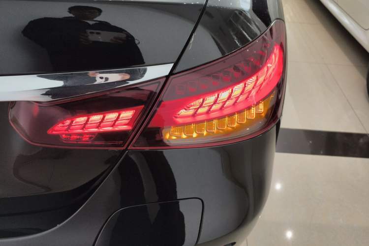 Used Mercedes-Benz E-Class New Energy 2022 Restyled E 350 e L Plug-in Hybrid Sports Sedan Right Rear Taillight