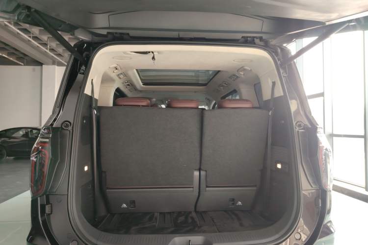 Used Hongqi HQ9 2023 2.0T Smart Connect Flagship Edition Trunk