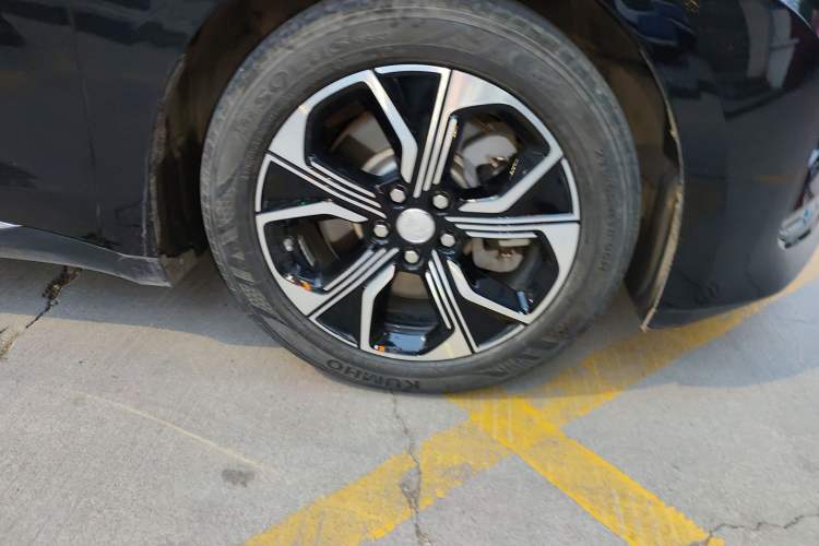 Used Hongqi E-QM5 2023 Base Travel Edition Right Front Wheel Hub