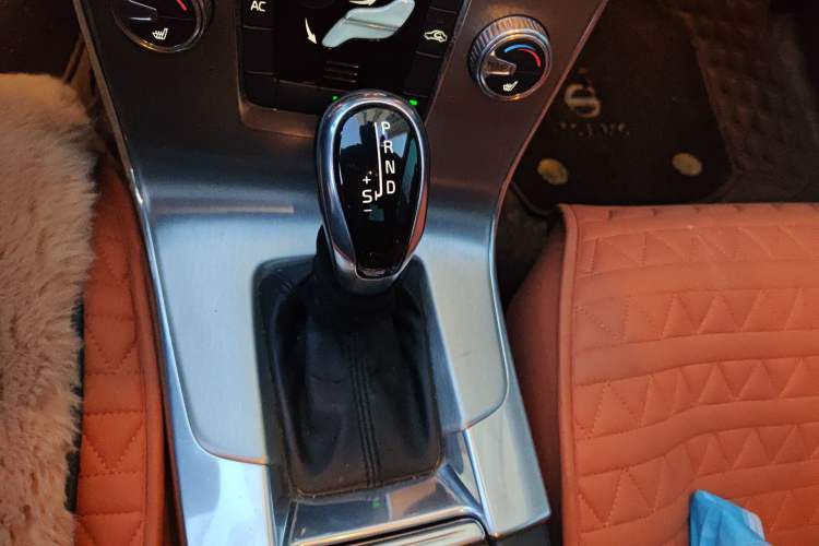 Used Volvo S60 2015 S60L 2.0T Zhiyuan Edition
