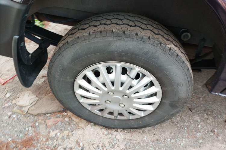 Used Dongfeng Yufeng Yufeng 2023 V9+ 2.0T Automatic Front-Wheel-Drive Short Wheelbase Mid-Roof Design—5/6-Seater
