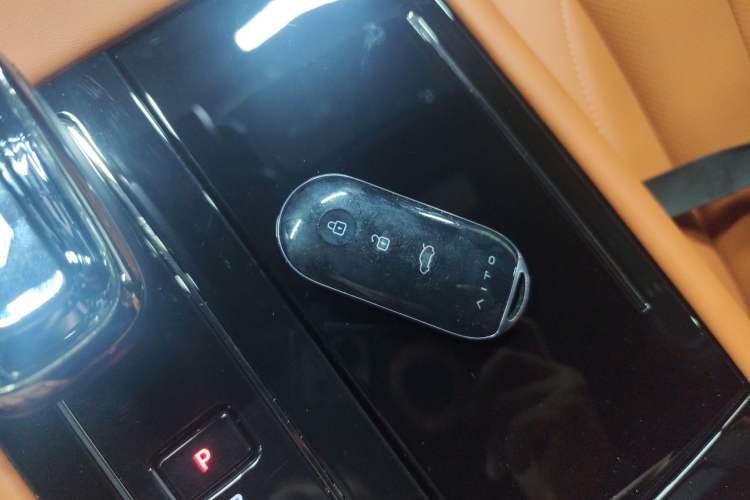 Used Hima AITO M7 2024 1.5T Intelligent Drive 4WD Ultra Version 5 Seats Vehicle Key