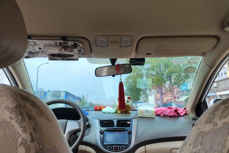 Used Hyundai Verna (older generation) 2010 Sedan 1.4L Manual Comfort GS Headliner