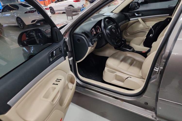 Used Skoda Octavia 2015 Classic Model 1.6L Automatic Elegance Edition
