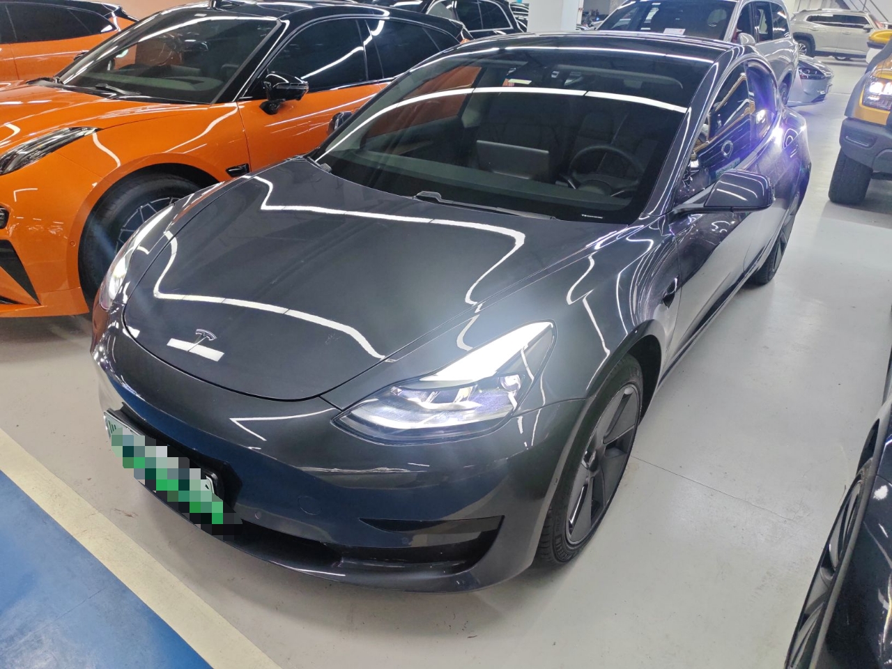 تحت مقدمة السيارة