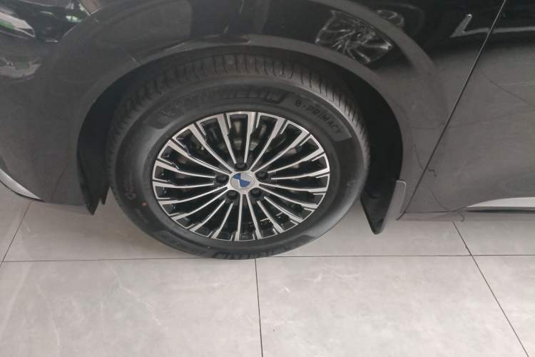 Used Denza D9 2022 DM-i 970 Four-Wheel Drive Prestige Model Left Front Wheel Hub