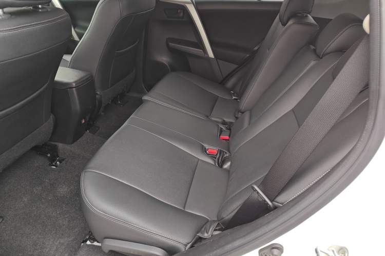 Used Toyota RAV4 2016 2.0L CVT Two-Wheel Drive Fashion Edition China V Standard
