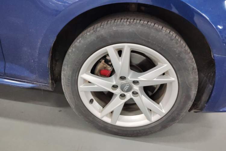 Used Audi A4L 2018 30th Anniversary Edition 40 TFSI Trendy Model Right Front Wheel Hub