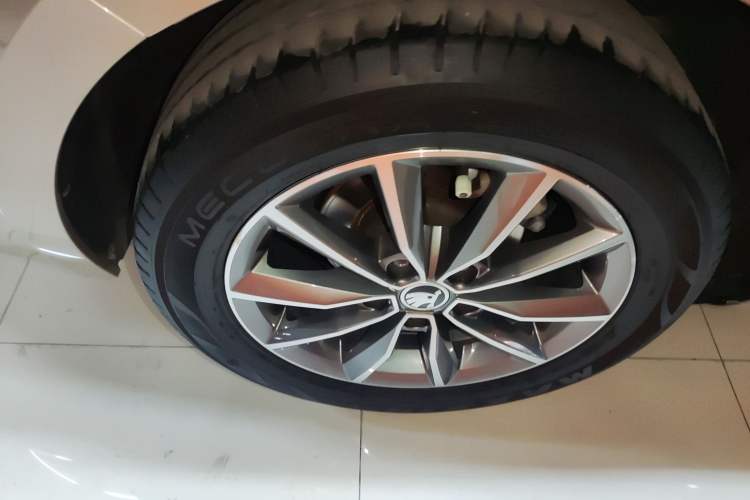 Used Skoda Octavia 2022 1.5L Automatic Comfort Edition Right Rear Wheel Hub