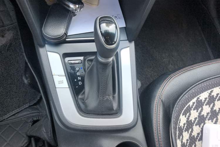 Used Hyundai Elantra (6th Generation / Lingdong) 2016 1.6L Automatic ZhiXuan – Elite Version Gear Lever