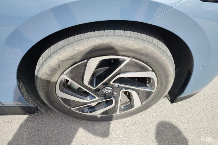 Used Volkswagen ID.7 VIZZION 2024 First Edition Right Front Wheel Hub