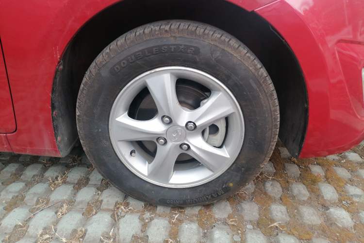 Used Hyundai Verna (older generation) 2010 Sedan 1.4L Automatic Fashionable GT Model Right Front Wheel Hub