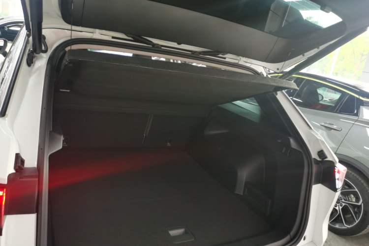 Used Volkswagen Tavendor 2024 380TSI All-Wheel-Drive R-Line Cruise Premium Edition Trunk